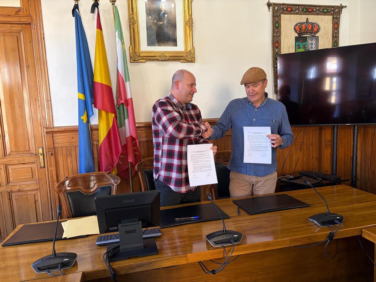 Iglesias y Liébana, tras la firma del acuerdo presupuestario entre PSOE e IU en Aller.