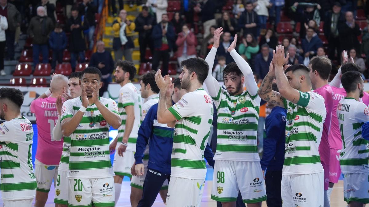 Los jugadores del Córdoba Futsal saludan a la afición tras el partido ante el Barcelona en Vista Alegre.