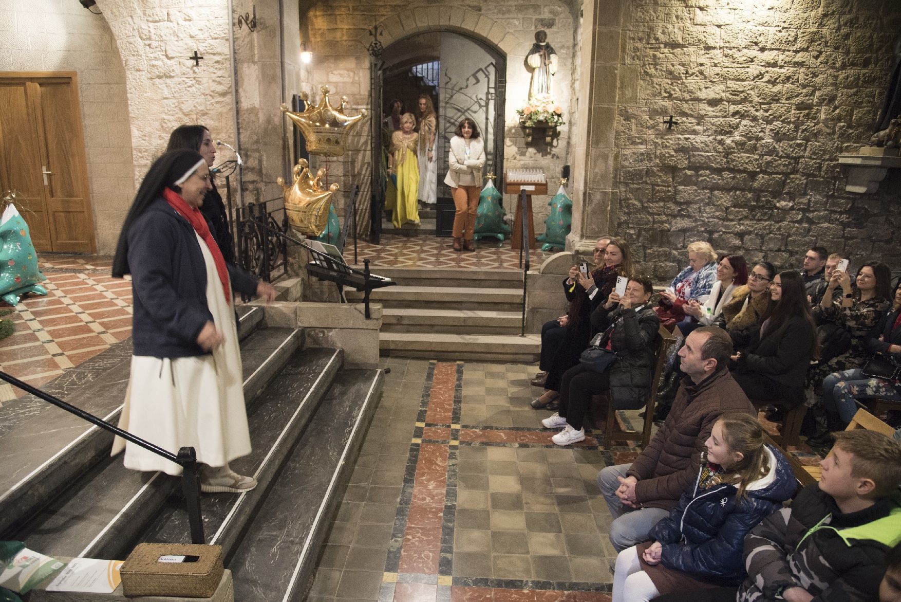 Les imatges de la celebració de centenars d'ucraïnesos al convent de Santa Clara