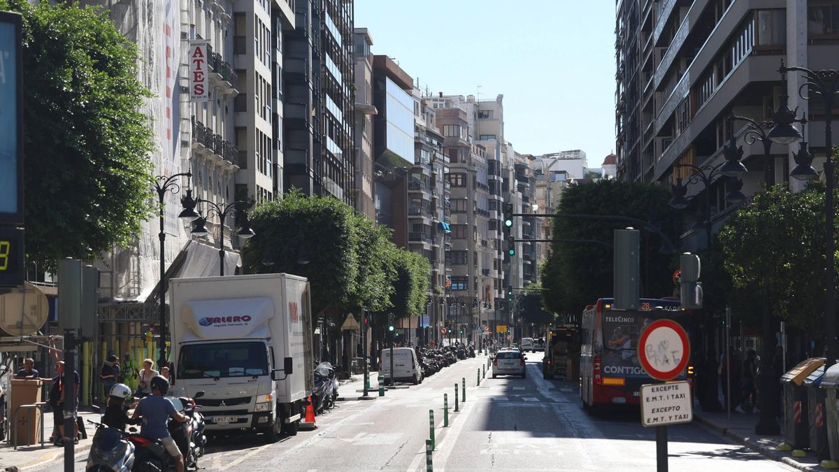 Acceso a la calle Colón desde Porta de la Mar, que ahora está restringido a la EMT y el taxi.