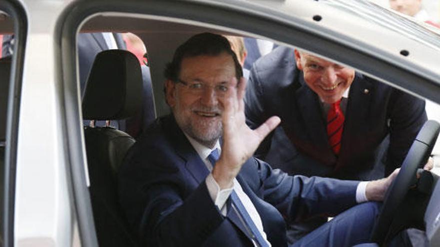 Rajoy, a bordo de uno de los automóviles de Seat.