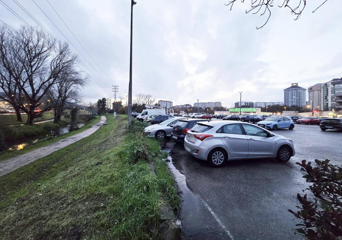 Zona del paseo del Lagares junto al aparcamiento que se convertirá en una zona inundable