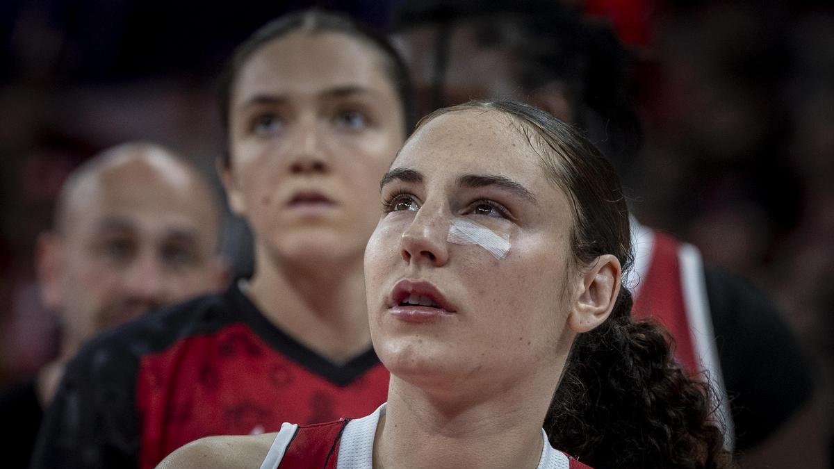 Carla Leite, con la herida en su pómulo izquierdo, durante el calentamiento del descanso.