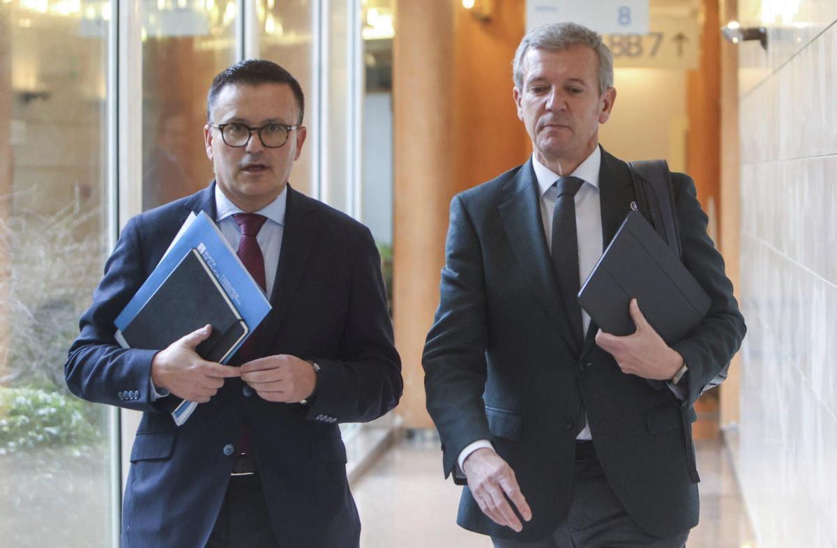 José González y Alfonso Rueda, ayer, tras el Consello de Xunta. |  Xoán Álvarez