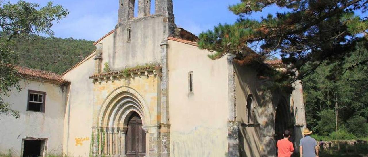 Unos turistas vallisoletanos, ayer, junto a la iglesia de San Antolín de Bedón.