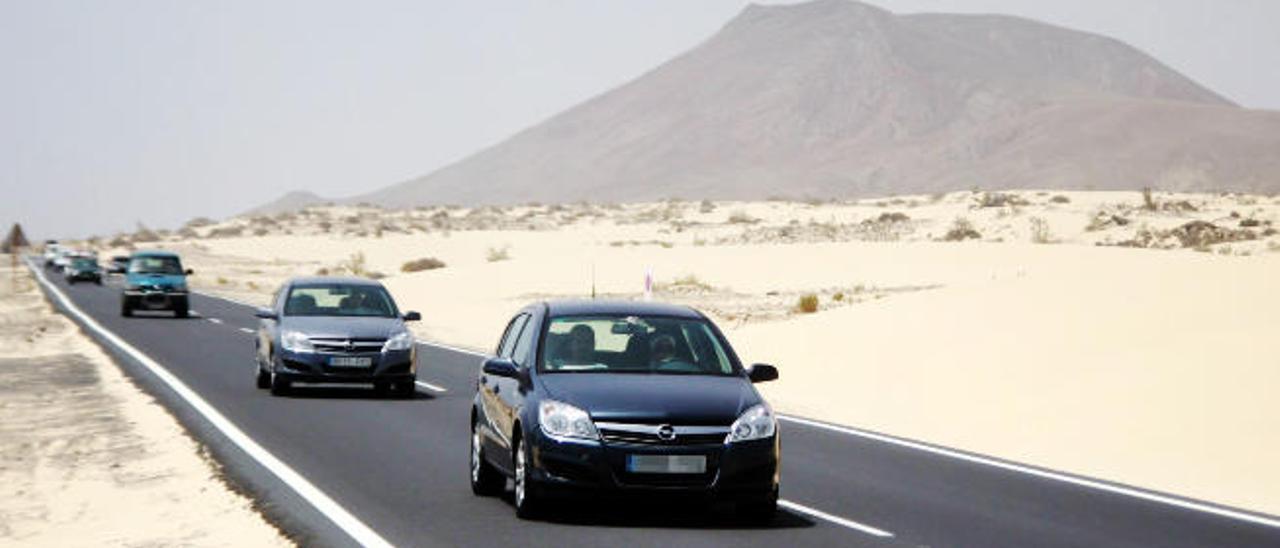 El Cabildo impide a guaguas y camiones atravesar la vía de las dunas de Corralejo