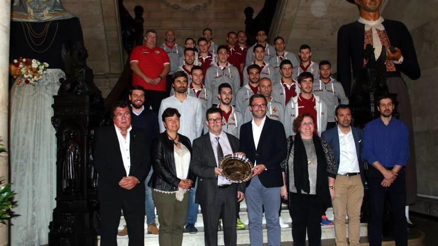 El alcalde de Palma José Hila posa con todos los integrantes del Palma Futsal, ayer en Cort.