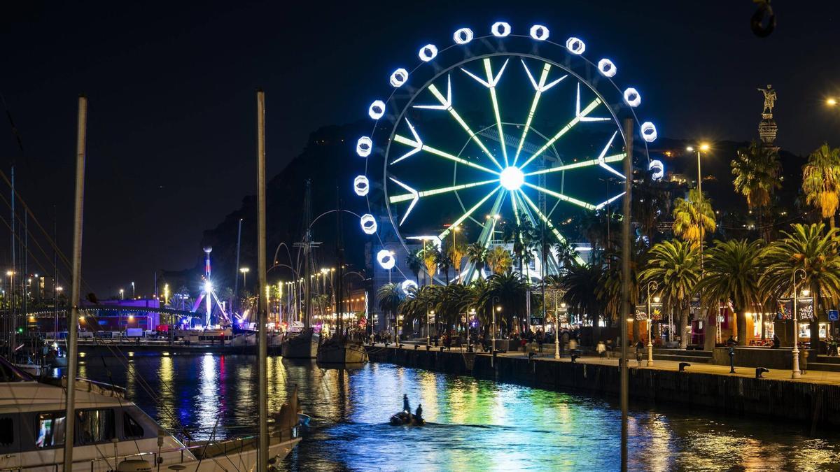 Imagen de la noria Monumental en el Port Vell, en Navidad.