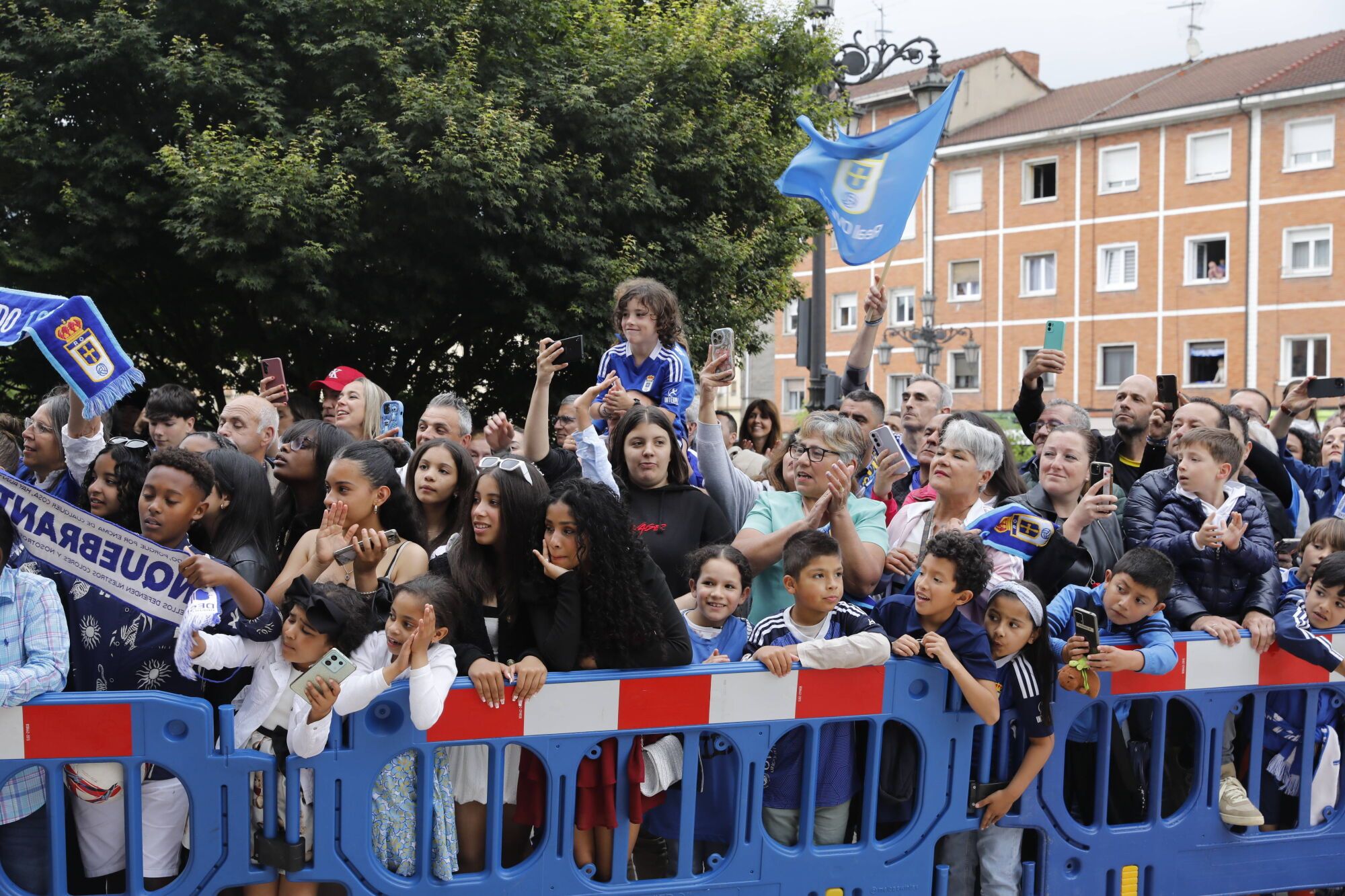 Así fue el recibimiento de la afición al Real Oviedo y toda la previa del último partido de la temporada