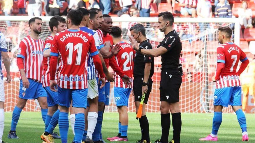 Los jugadores del Sporting se agolpan ante Quintero González tras anular el gol de Campuzano ante el Alavés en El Molinón. | Marcos León