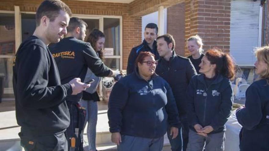 El edil Miquel Lorente, con algunos integrantes de «Escorxador Viu».