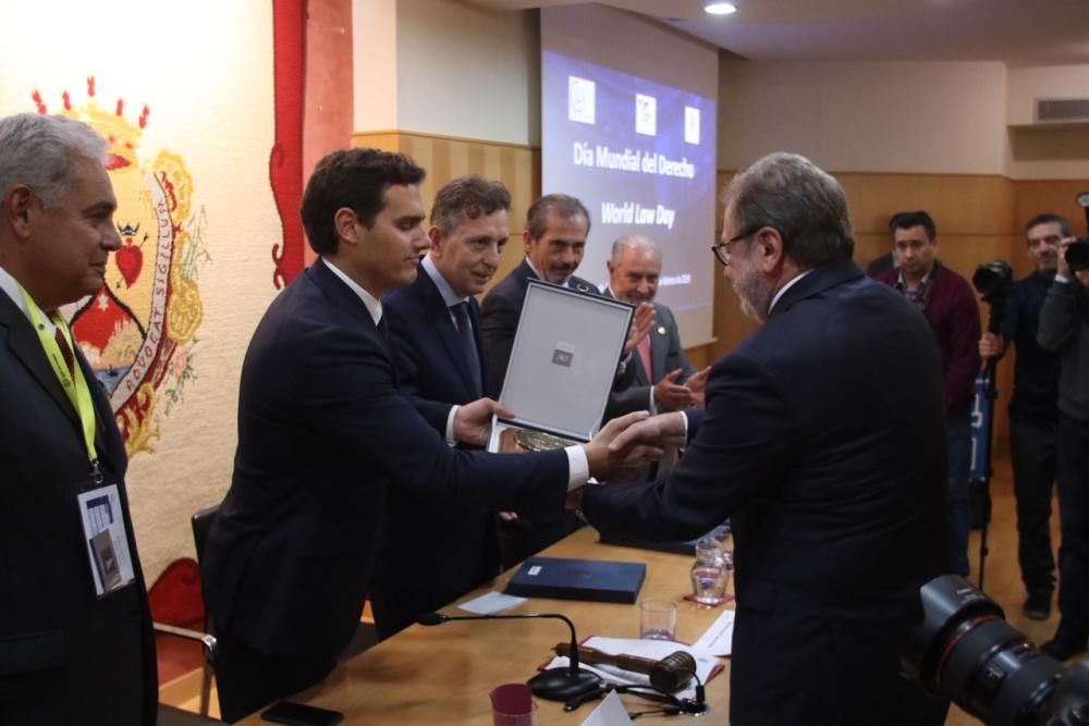 El líder nacional de Ciudadanos ha sido premiado por los abogados de Málaga con el 'World Peace and Liberty Award', un galardón que ha recibido de la mano del decano Francisco Javier Lara.