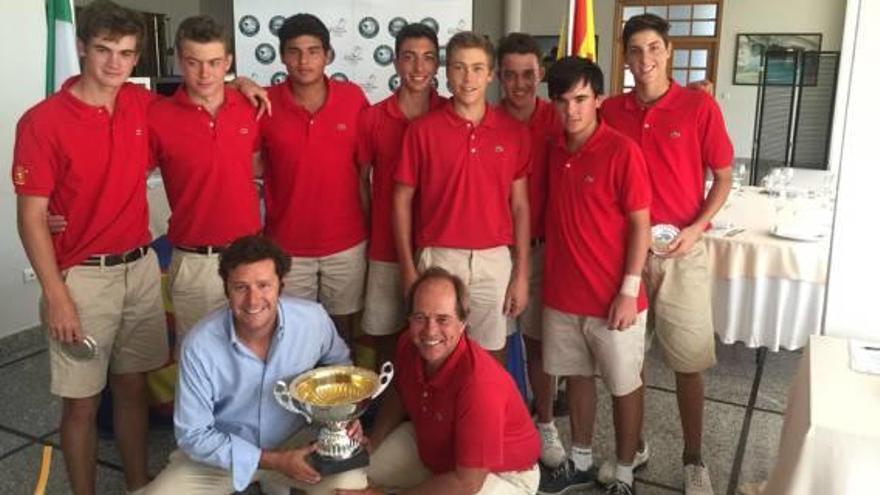 El equipo español con el trofeo conseguido ante los italianos en el match disputado el martes y miércoles pasados.