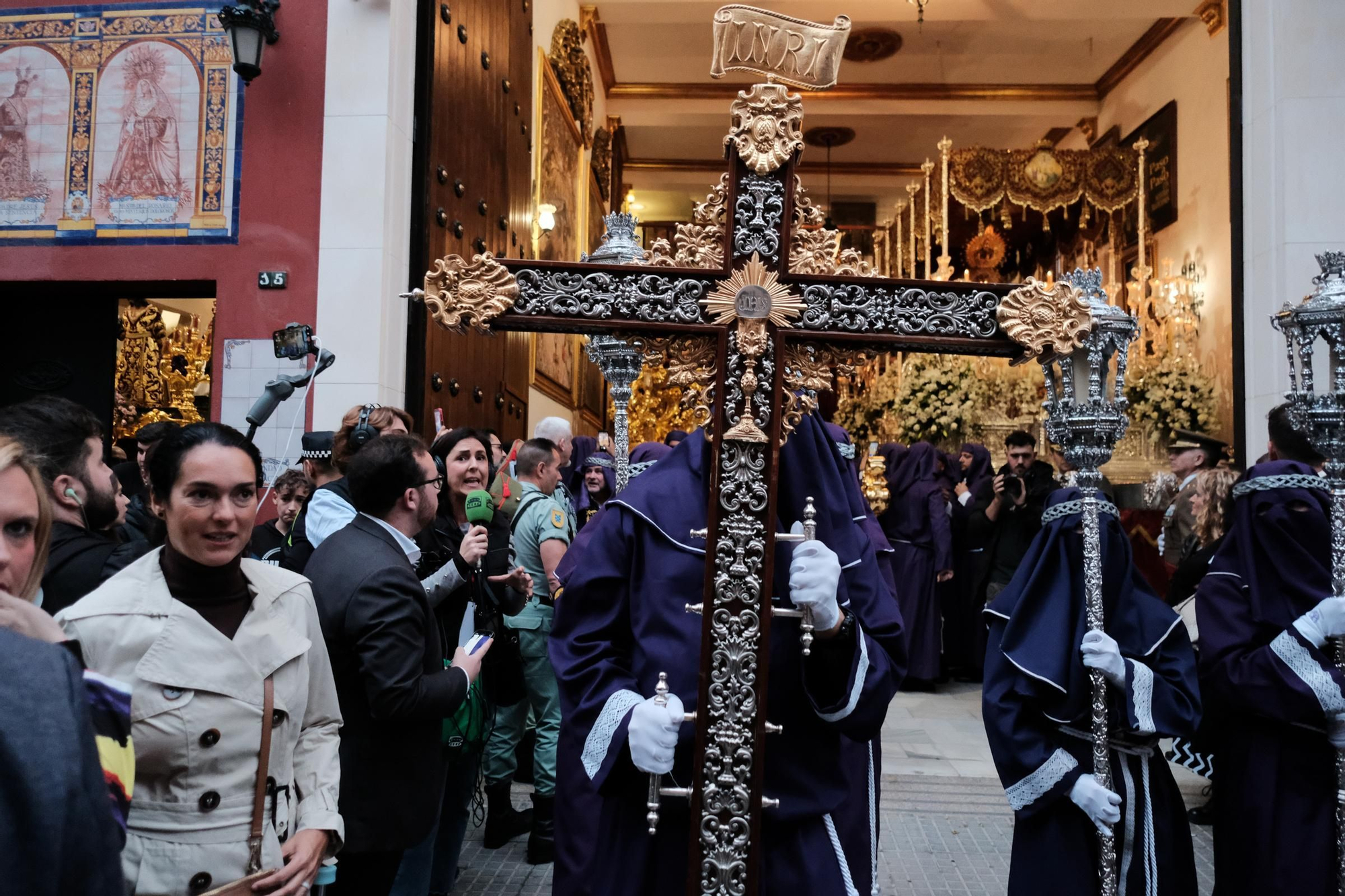 Gitanos retrasó su salida para esquivar la lluvia en este Lunes Santo.