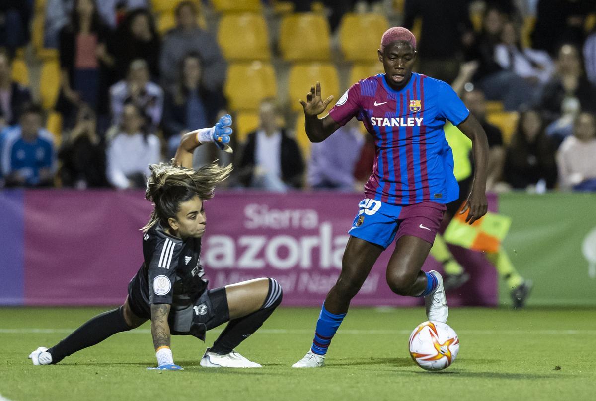 Oshoala regatea a Misa en la jugada del 4-0.