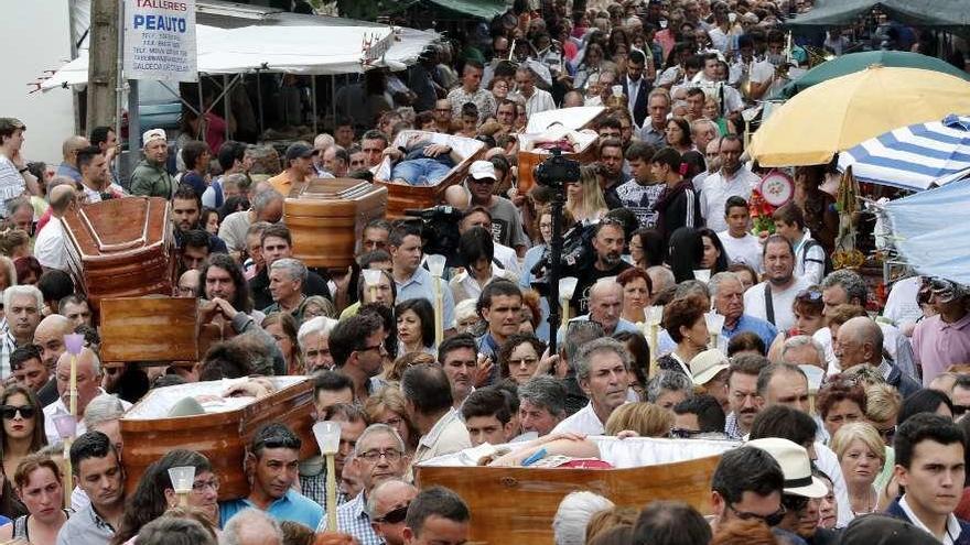 Participantes en la romería de Santa Marta de Ribarteme, ayer, en As Neves.