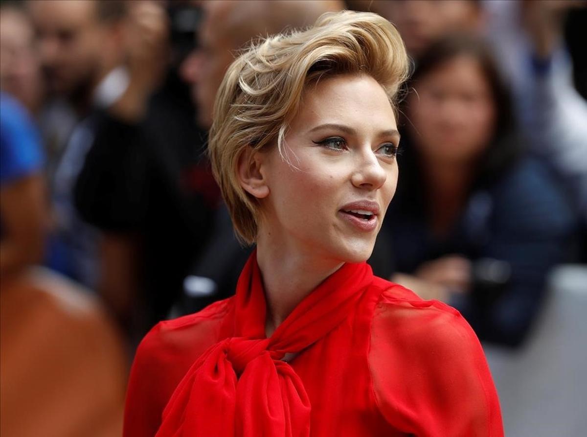 zentauroepp35485226 actress scarlett johansson arrives on the red carpet for the161209193325