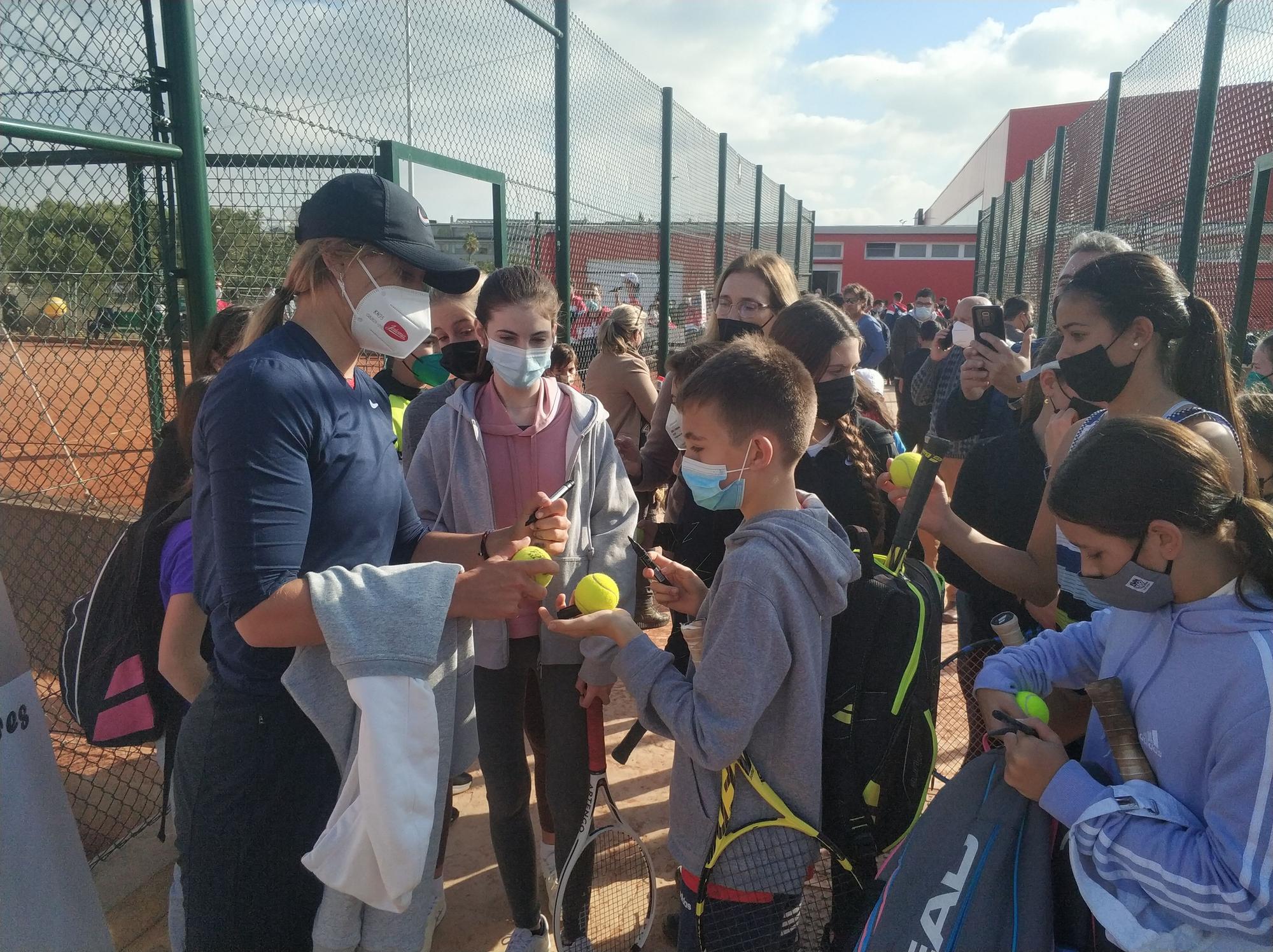 Paula Badosa firma autógrafos tras la clase