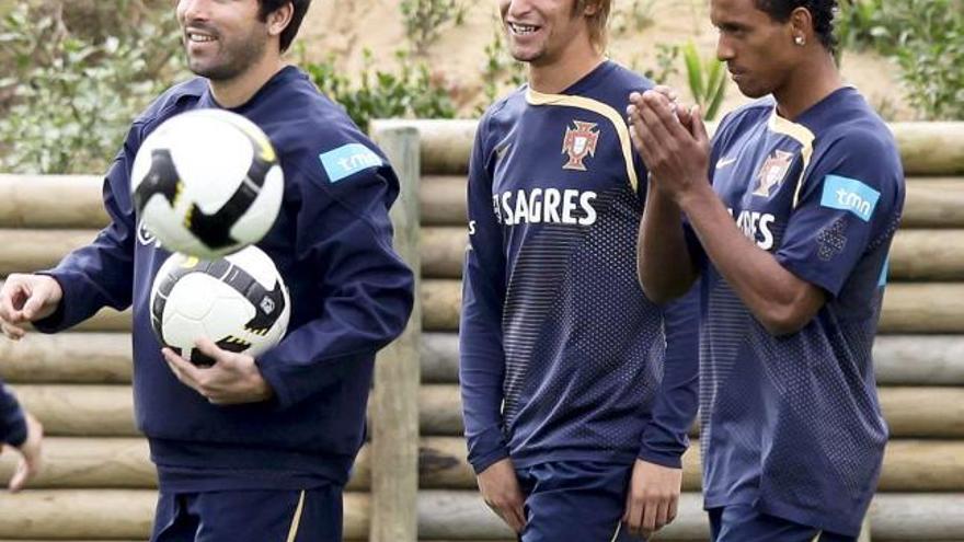 Entrenamiento. Los jugadores portugueses Deco, Fabio y Nani, durante el entrenamiento del equipo en Obidos (Portugal).