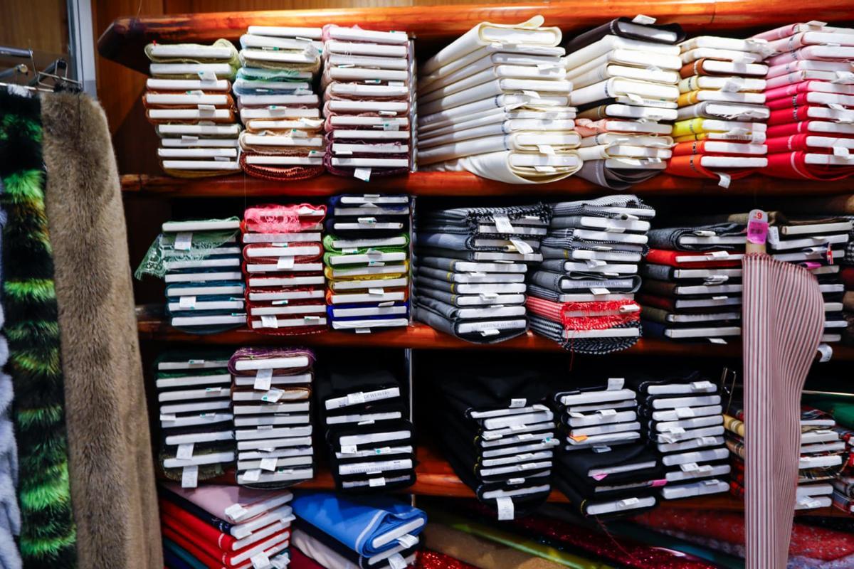 Imagen de las telas que aún están disponibles en la tienda de la calle Alfonso.