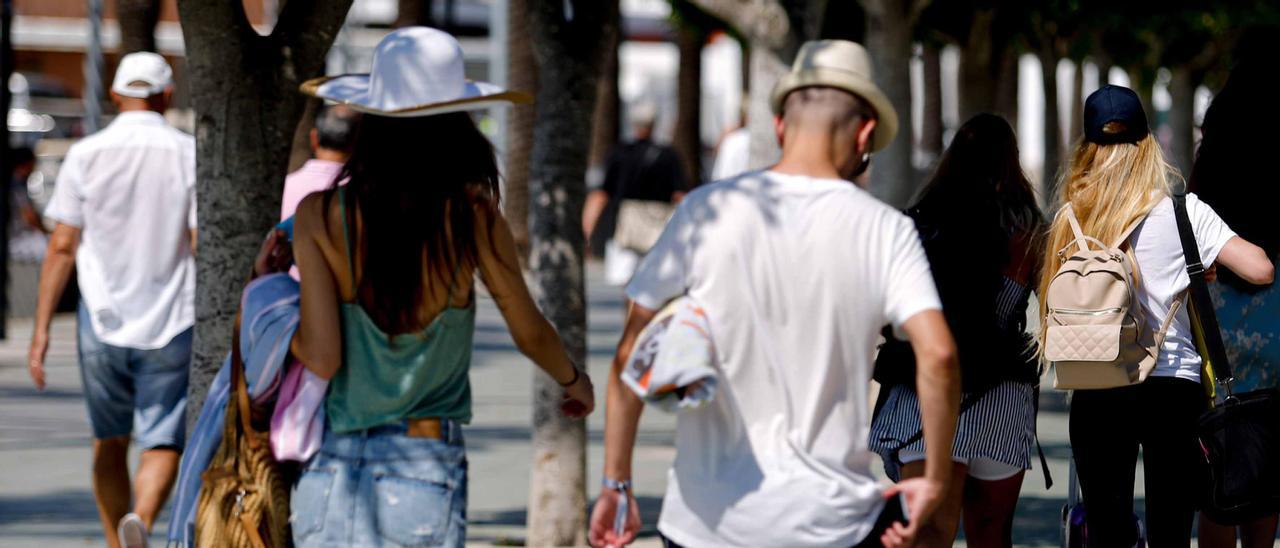 Jóvenes paseando por Sant Antoni.