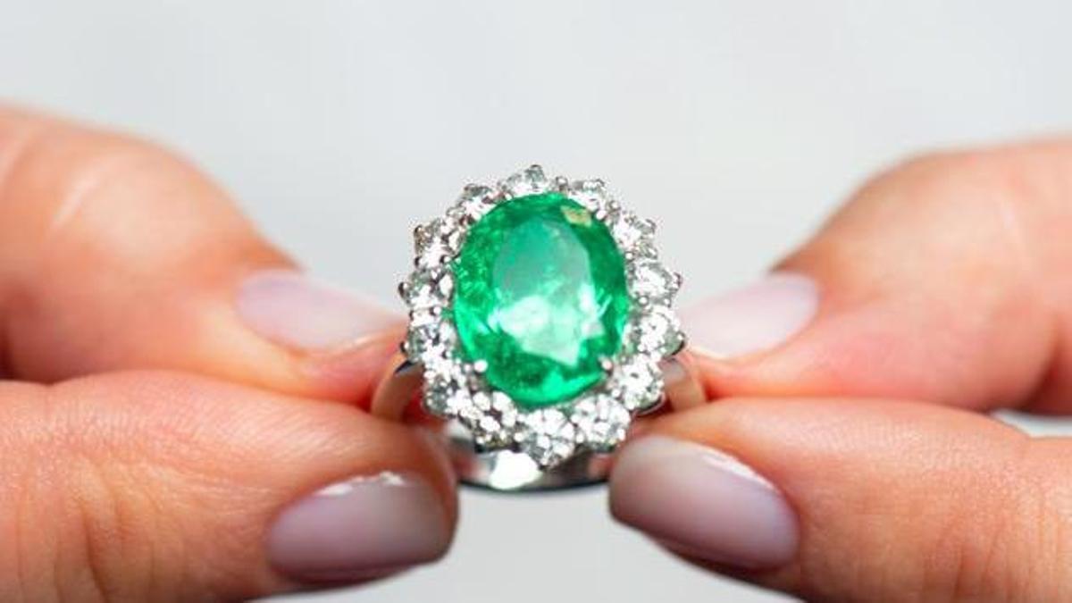 Imagen de Stock de un diamante verde como el requerido por el jeque