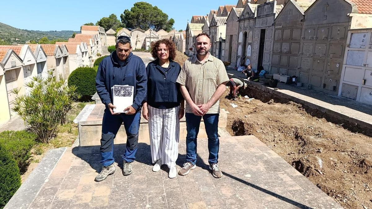 La directora general Xesca Ramis, este lunes en el cementerio de Son Servera.