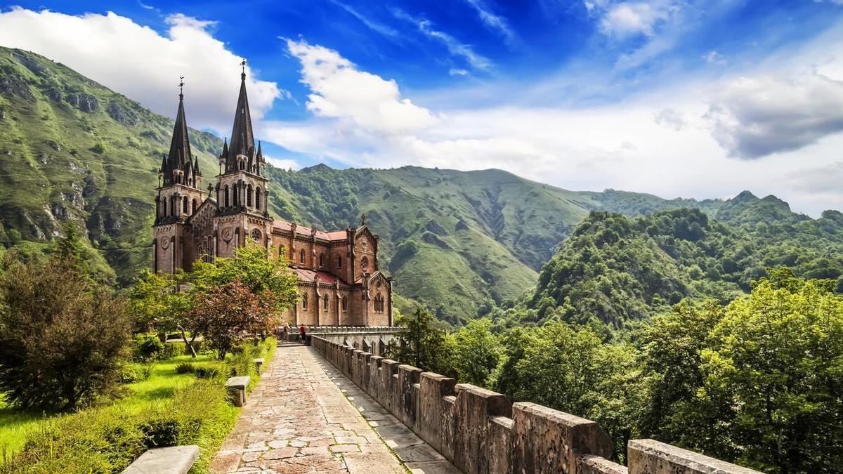 El enclave con una basílica entre las nuves y un santuario excavado en la roca que tiene locos a los americanos