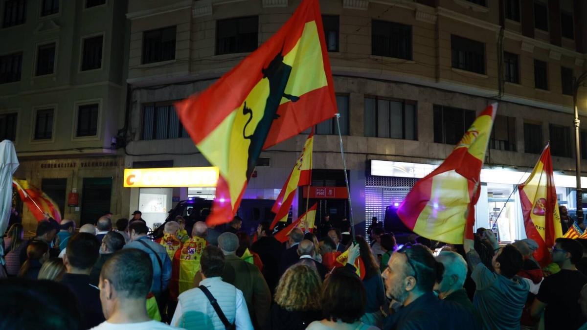 Concentración contra la futura ley de Amnistía ante la sede del PSPV en València.