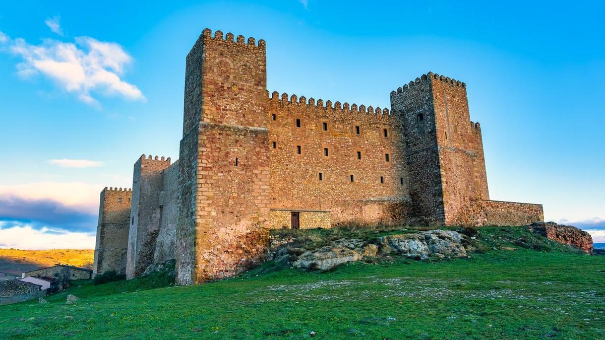 El parador más espectacular de España está en un castillo del siglo XII en la ciudad medieval más bonita del mundo: Sigüenza.