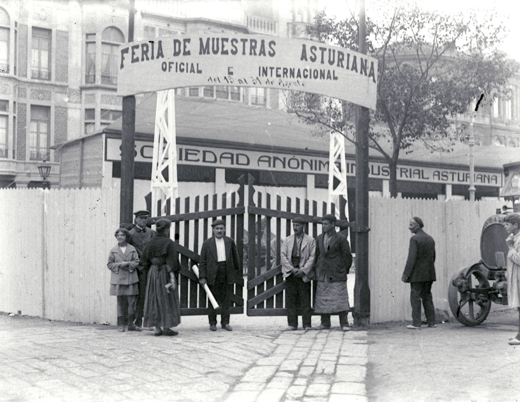 ENERO. Entrada a la primer Feria de Muestras. Paseo de Begoña, 1924.