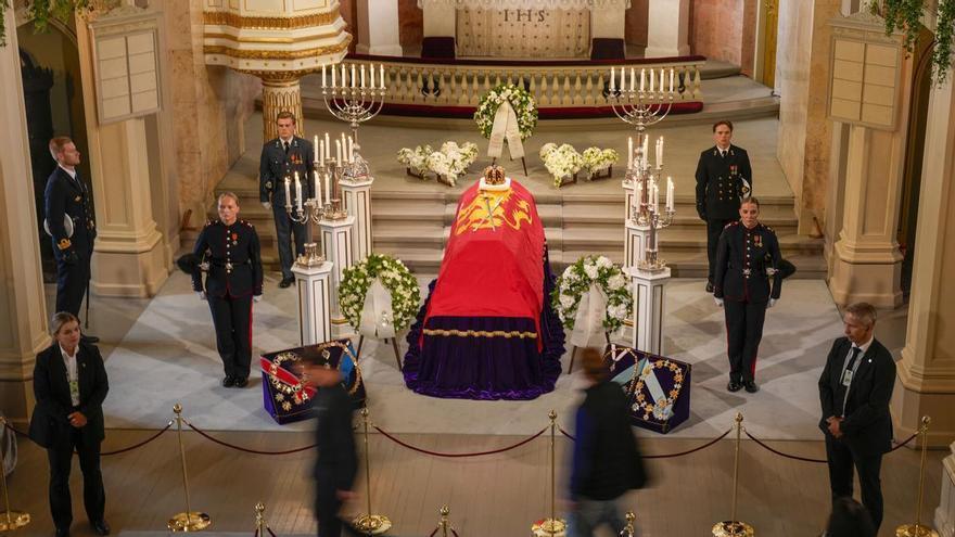 Centinaia di norvegesi iniziano a sfilare per la camera ardente del re Harald V