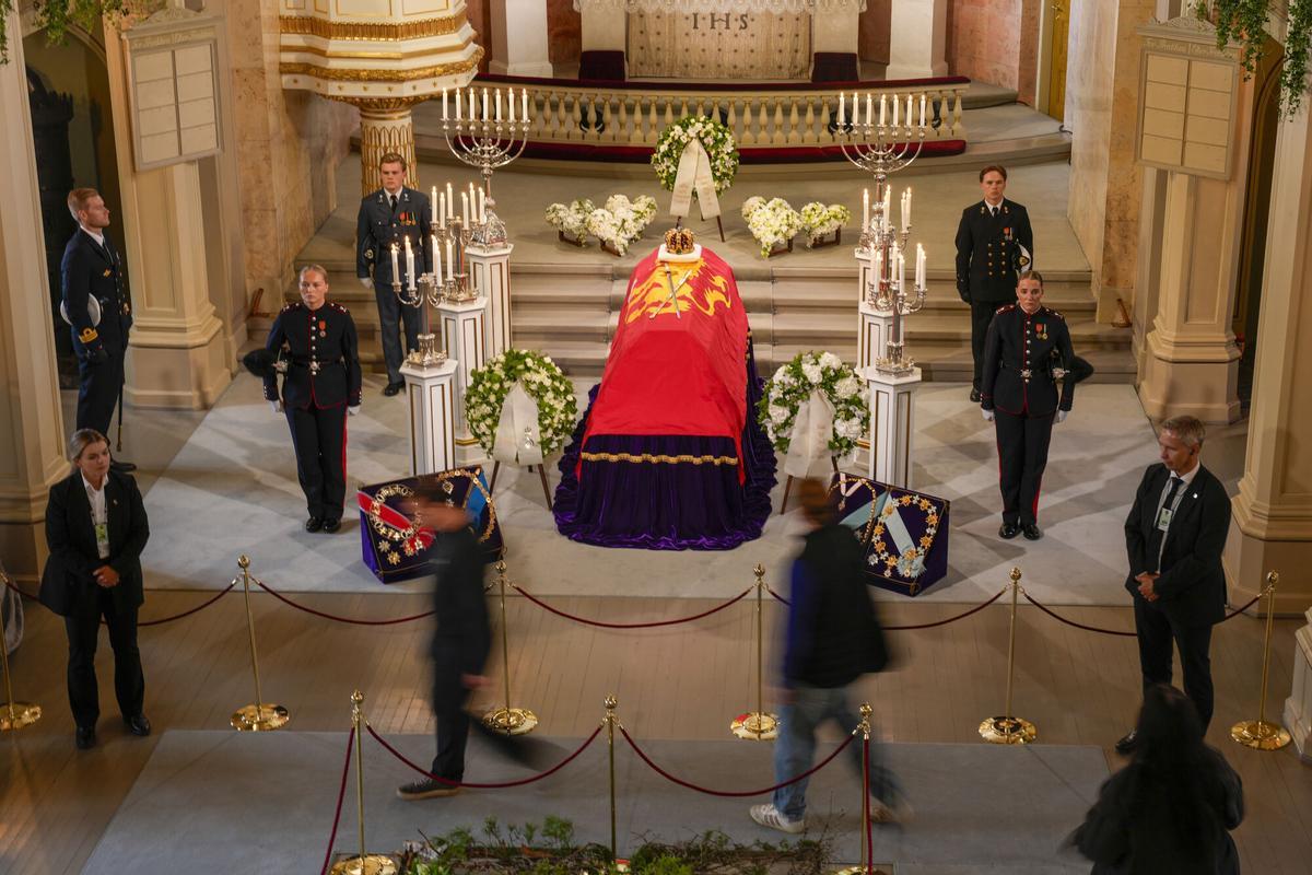 01 September 2026, Norway, Oslo: Mourners quietly filing past the king's bier after the viewing line opened on Tuesday afternoon. Photo: Fredrik Varfjell/NTB/dpa 01/09/2026 ONLY FOR USE IN SPAIN. Fredrik Varfjell/NTB/dpa;royalty;Norway mourns King Harald V