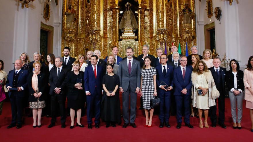 Foto de familia de los los premiados con los Reyes.