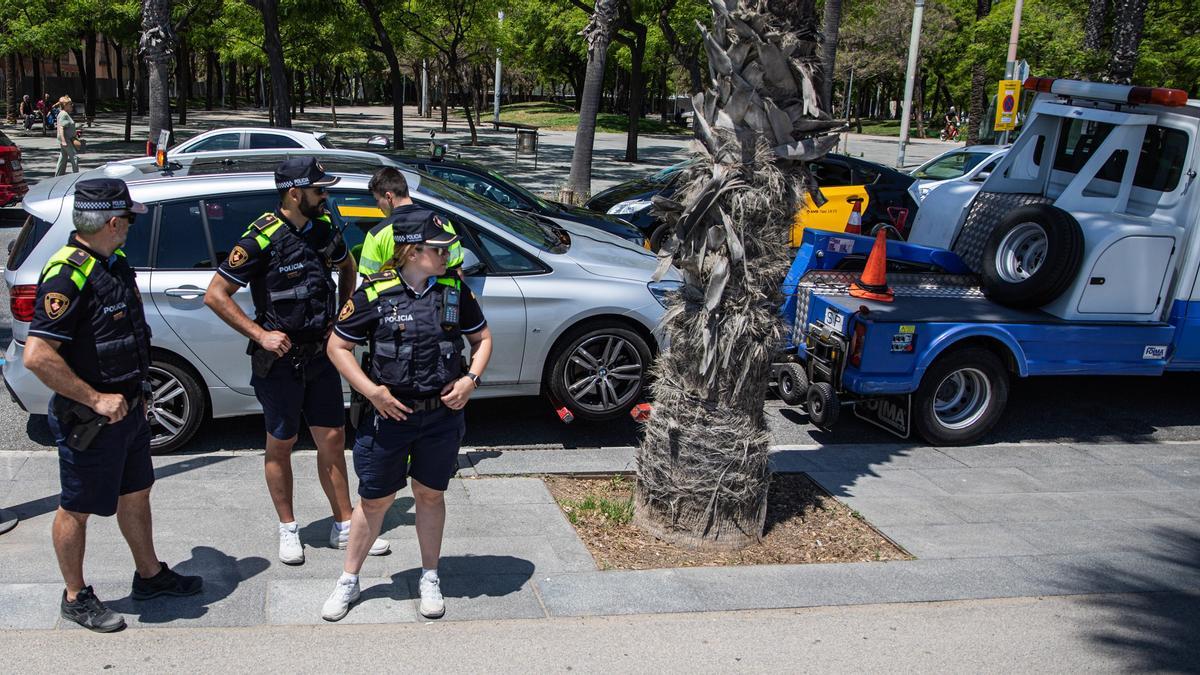 La grua de Barcelona va retirar 320 vehicles aparcats en el recorregut de la Vuelta
