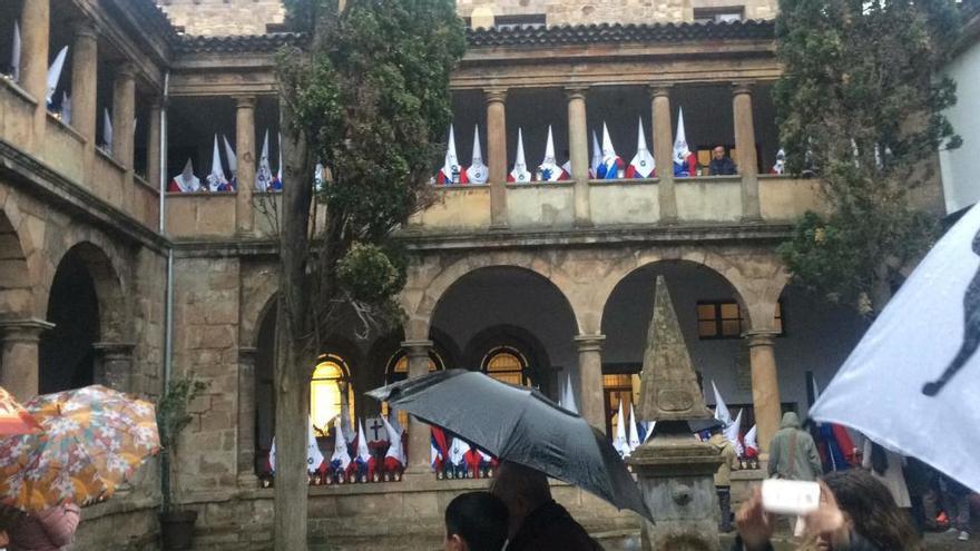 La lluvia obliga a suspender la procesión del Silencio