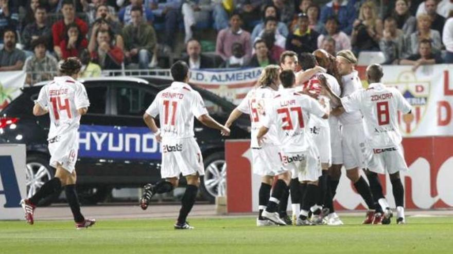 Los jugadores del Sevilla celebran el triunfo en Almería.