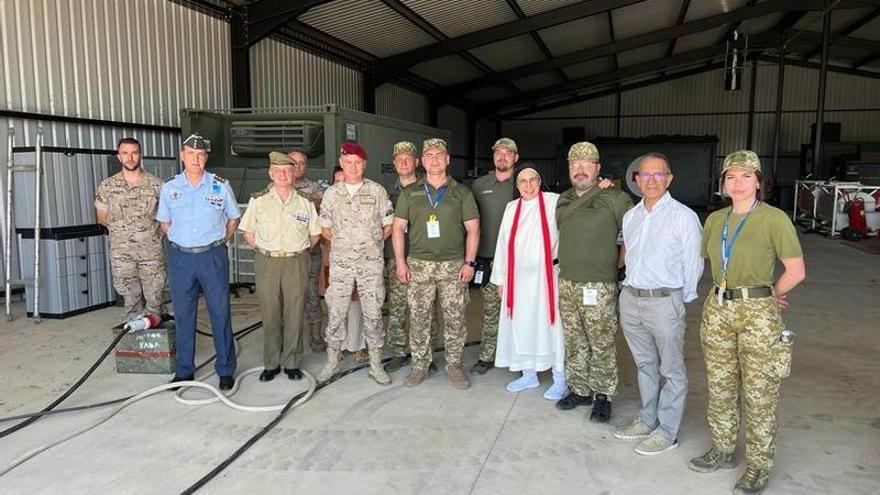 Caram i Prat (segon per la dreta) amb l'equip que s'està formant per portar l'hospital i amb el que l'està formant, a la base militar de Saragossa