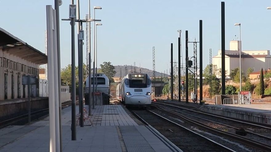 El &quot;tren rápido&quot; de Extremadura llegando a la estación de Cáceres.