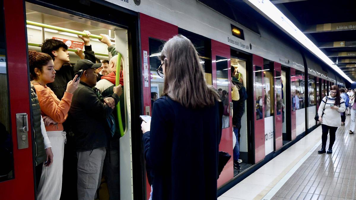 Imagen captada en hora punta en la estación de Àngel Guimerà, el pasado 16 de abril.