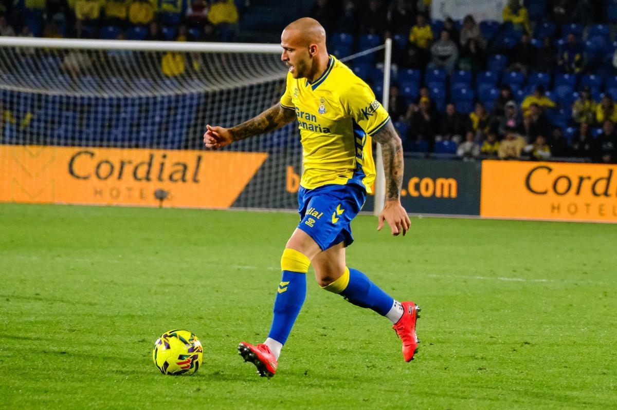 Sandro Ramírez avanza con el balón en su debut en este curso.