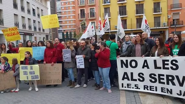 Concentración en Alzira para reclamar una educación pública de calidad en la jornada de huelga