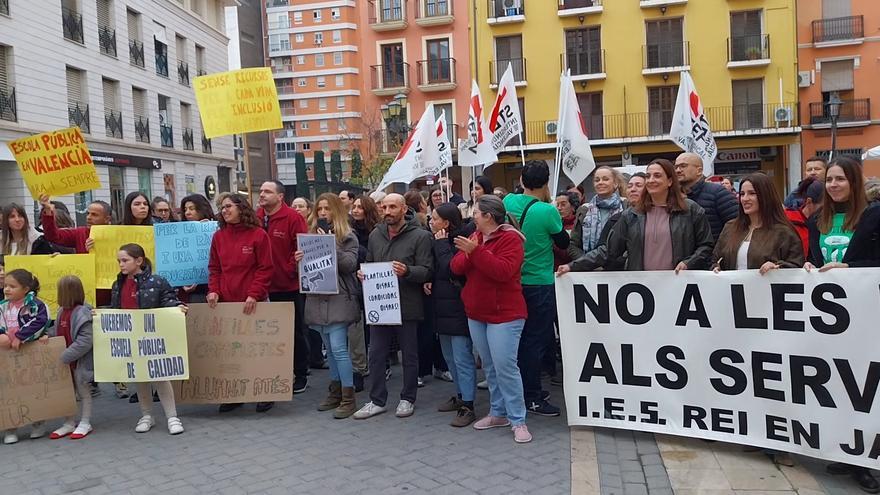 Concentración en Alzira para reclamar una educación pública de calidad en la jornada de huelga