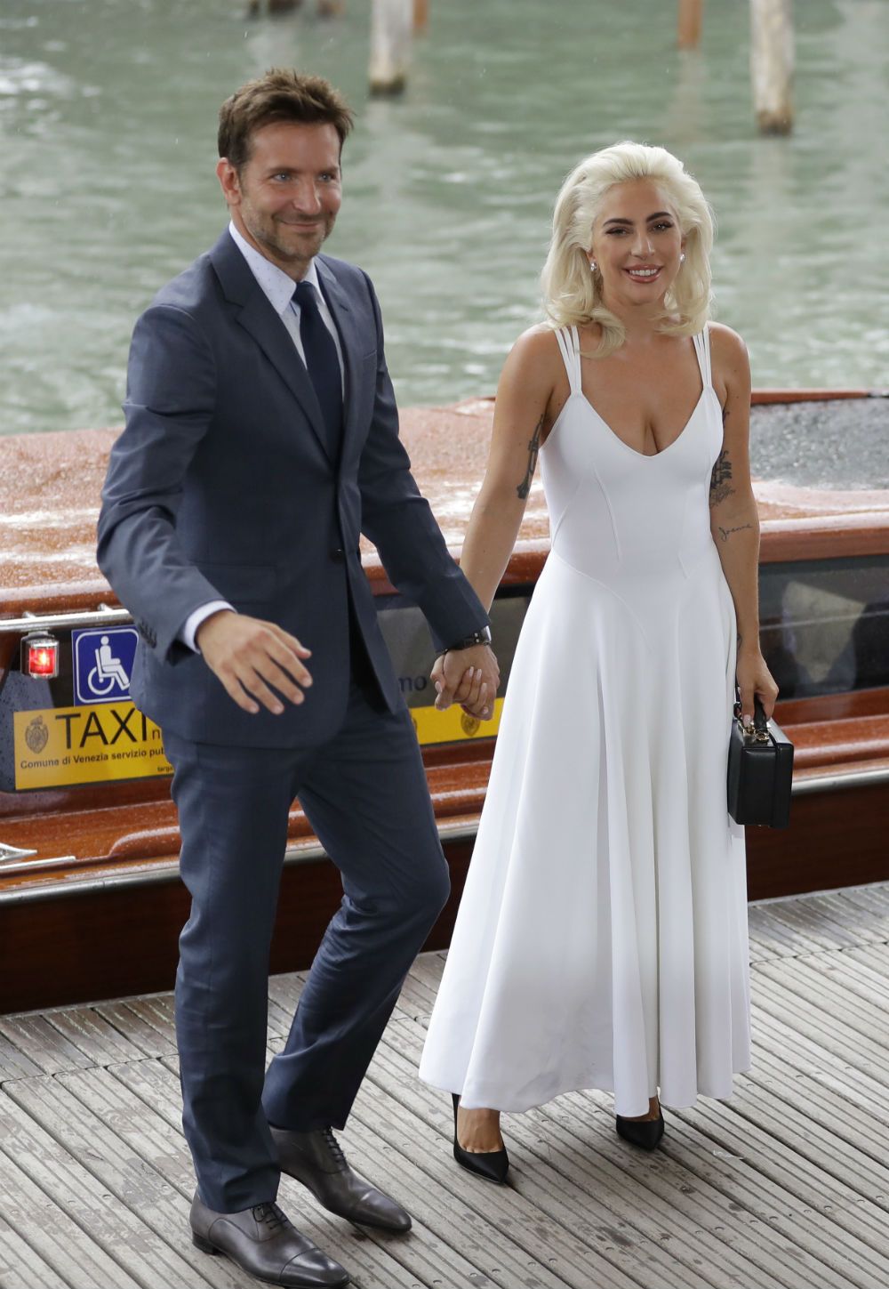 Bradley Cooper junto a Lady Gaga en la presentación de la película 'A star is born'