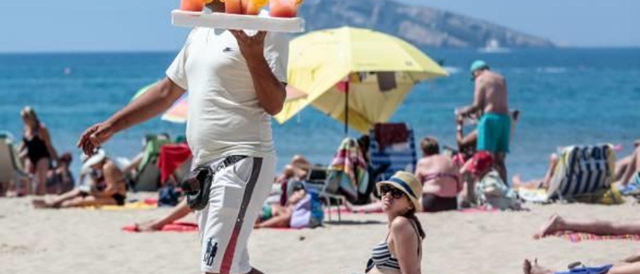La venta ambulante vuelve a las playas por la falta de policías