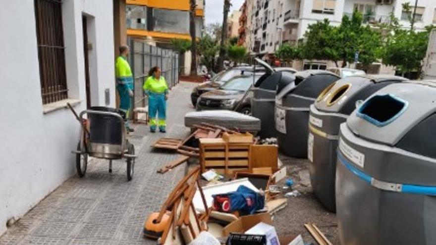 La Policía de Ibiza, a la caza del vecino que dejó colchones, sillas, muebles, cajones y una lavadora junto a los contenedores de basura