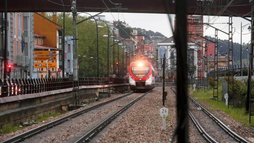 Un tren pasa junto a la calle del Muelle.