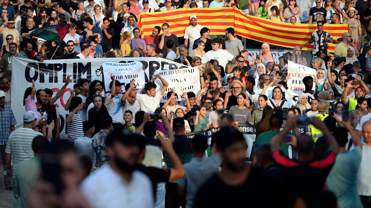 Manifestación en Piera para condenar el incendio de la mezquita del municipio