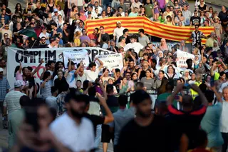 Manifestación en Piera para condenar el incendio de la mezquita del municipio