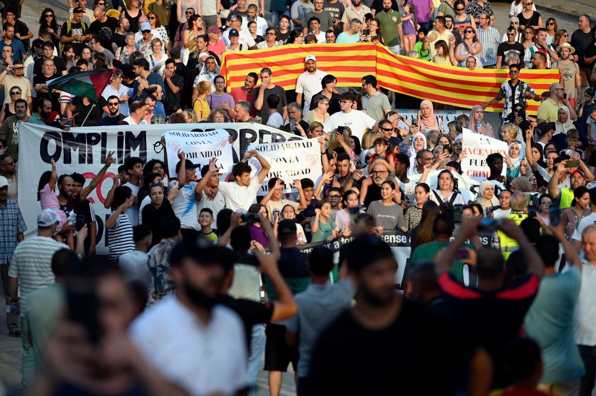 Unas 500 personas participan en una manifestación para condenar el incendio que calcinó el centro islámico del municipio Unas 500 personas participan en una manifestación para condenar el incendio que calcinó el centro islámico del municipio